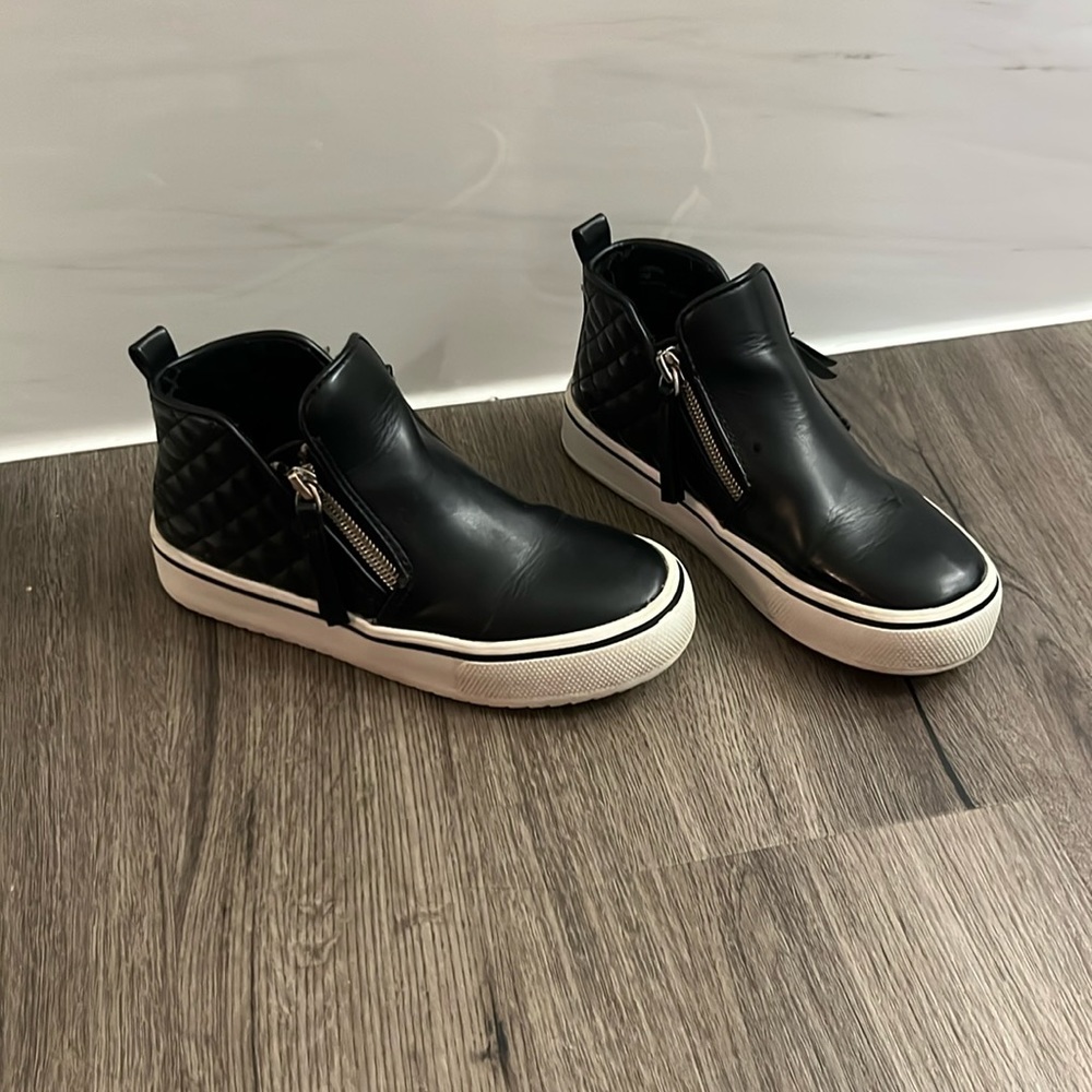 Steve Madden child tennis shoe/low boot